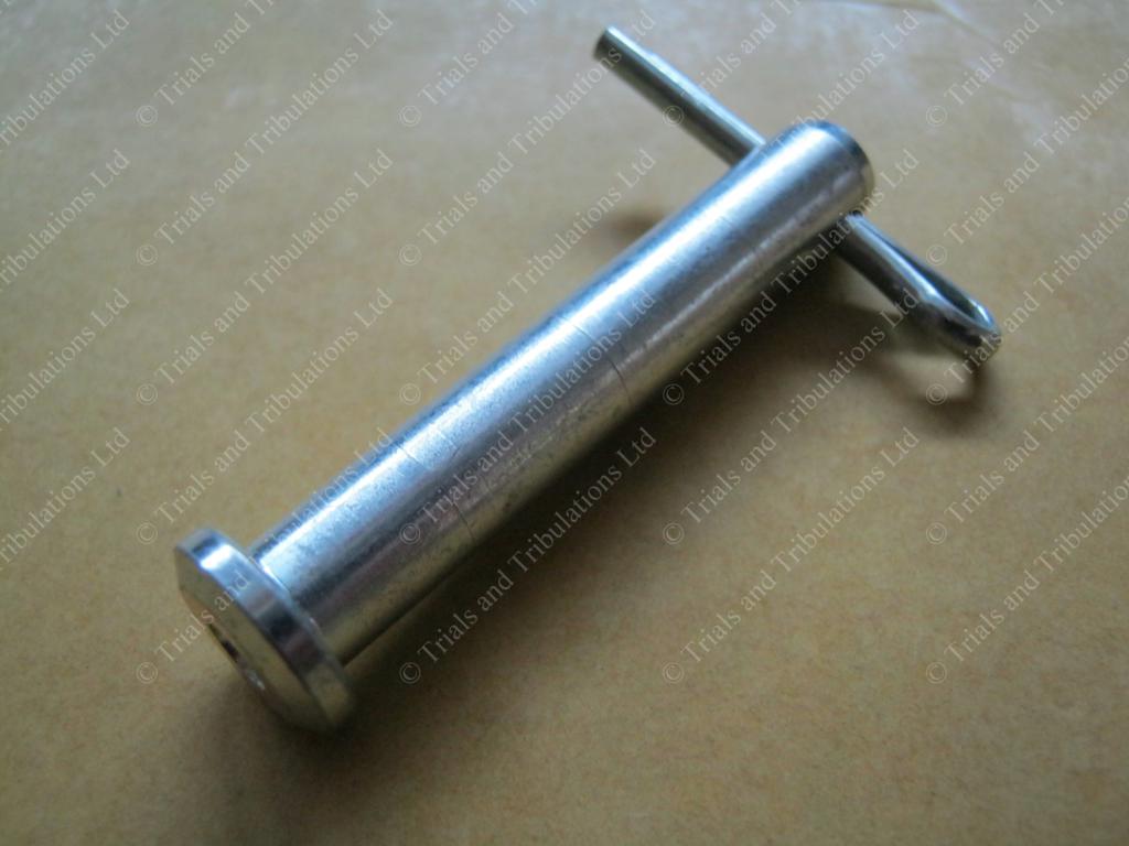 Beta Rev3 (07-on) & Evo footrest mounting pin & split pin